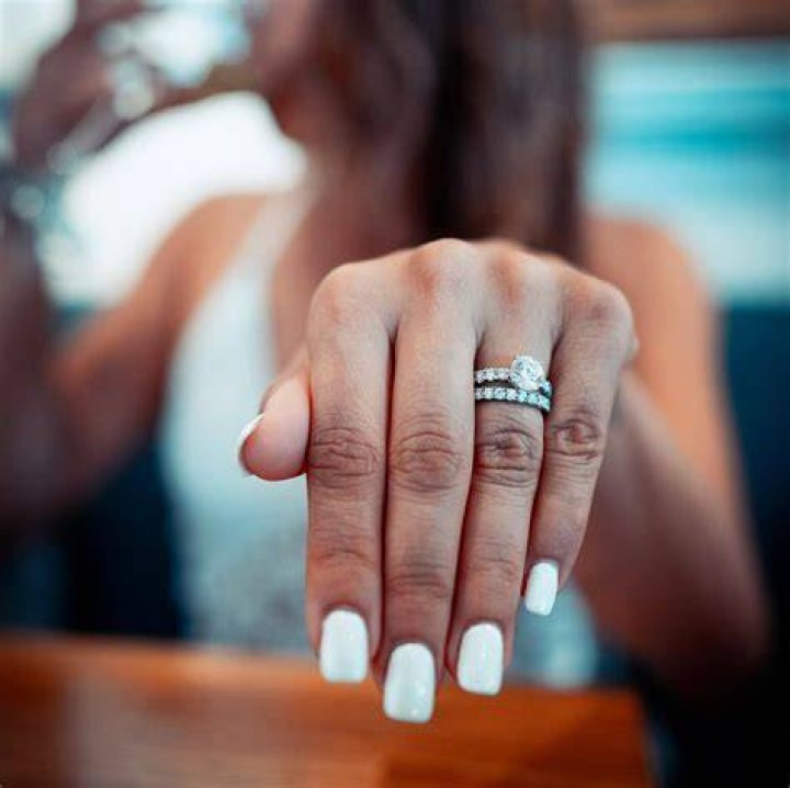 Does Harry wear a wedding ring?